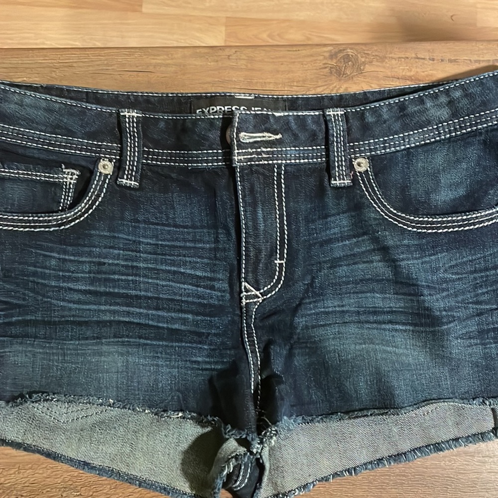 Express Shorts - Picture 2 of 3